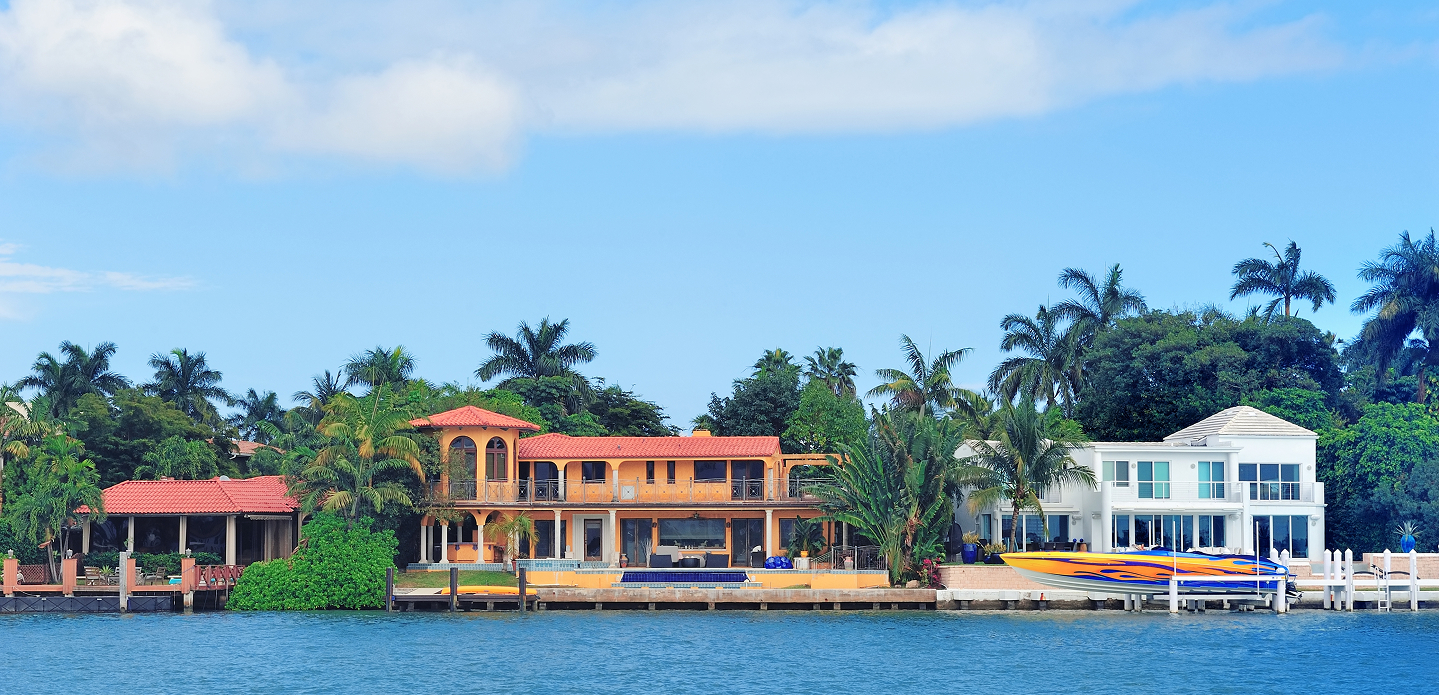 Hero image of a welcoming home, symbolizing personalized home insurance.